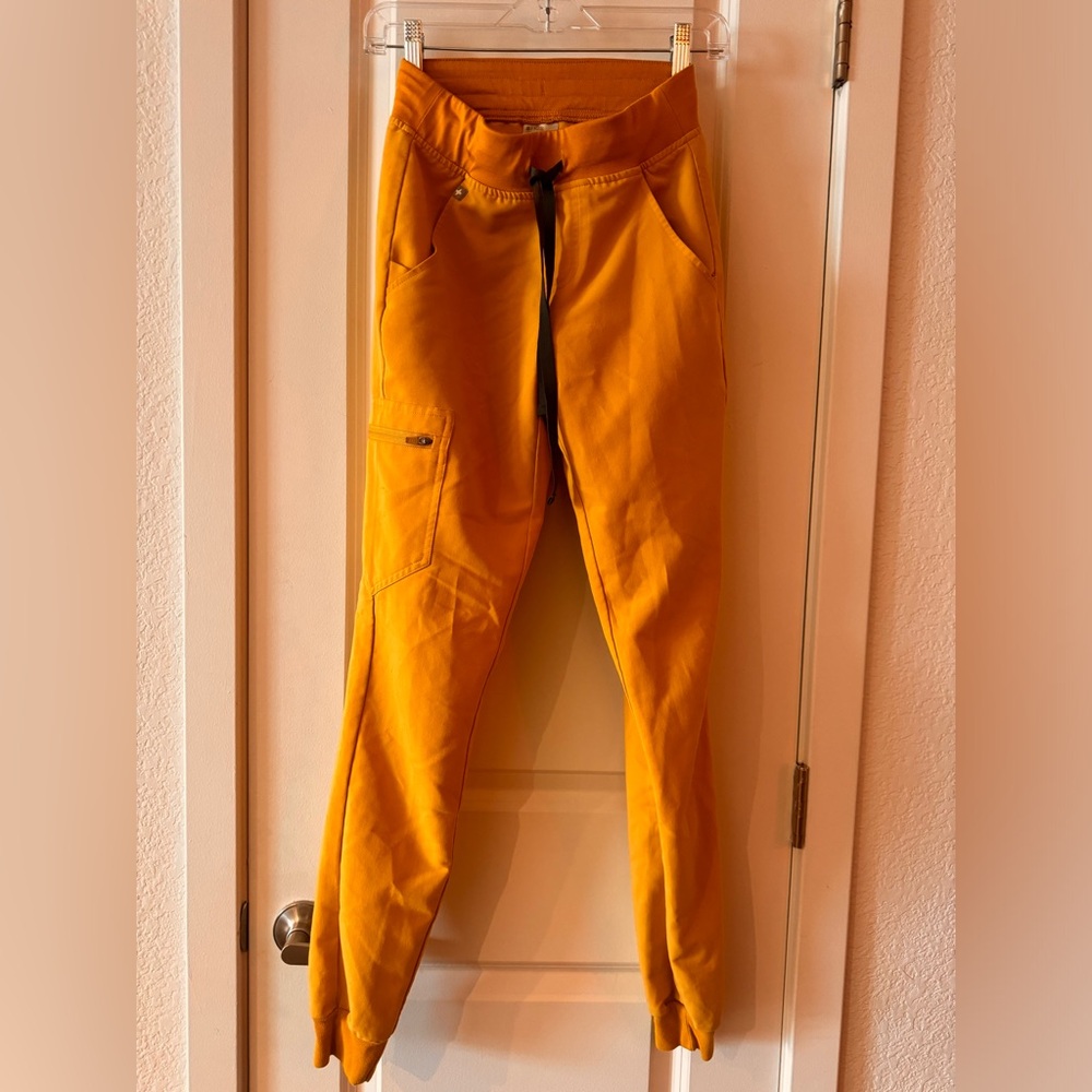 FIGS YELLOW JOGGER SCRUBS XXST